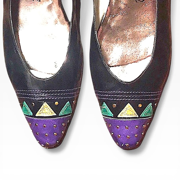 MARGARET JERROLD Vintage black pumps with Red Green Gold Accents & Gold Studs 9 - Picture 1 of 8